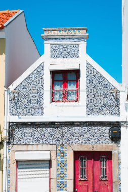 Portekiz 'in Aveiro şehrindeki tipik güzel eski cephe binalarına bakın.