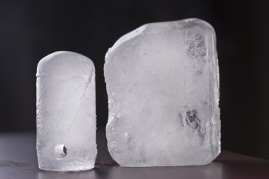 Siyah arka planda iki ekolojik deodorant kristal
