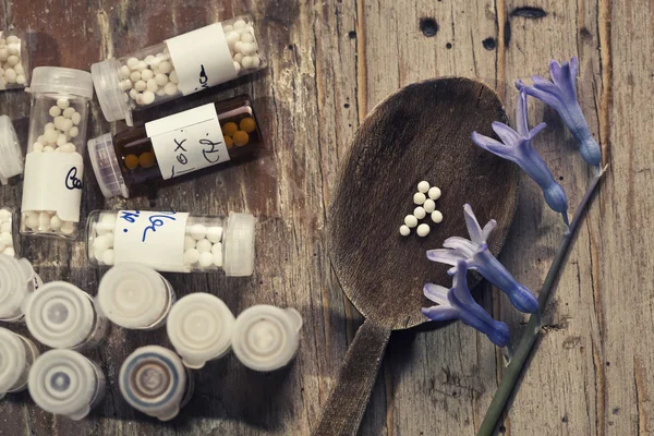 Garrafas com glóbulos homeopáticos — Fotografia de Stock