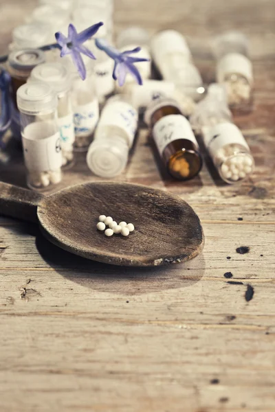 Flessen met homeopathie bolletjes — Stockfoto