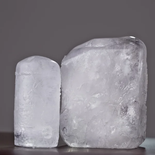 Два екологічних дезодоранта кристала на чорному фоні — стокове фото