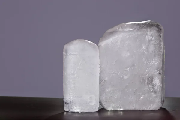 Dois cristal desodorante ecológico em fundo preto — Fotografia de Stock