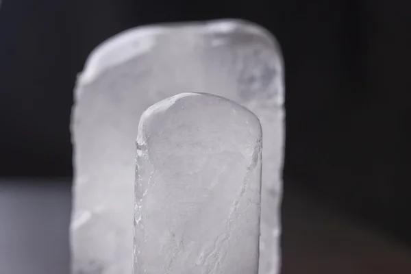 Dois cristal desodorante ecológico em fundo preto — Fotografia de Stock