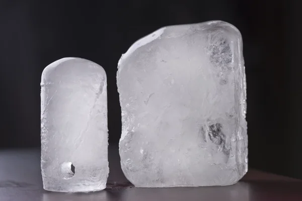 Siyah arka planda iki ekolojik deodorant kristal