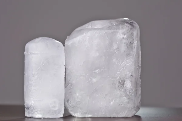 Dois cristal desodorante ecológico em fundo preto — Fotografia de Stock