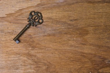 Eski ahşap bir masa üzerinde tek anahtar