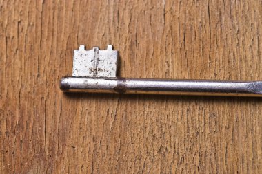 Eski ahşap bir masa üzerinde tek anahtar