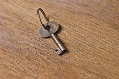 Eski ahşap bir masa üzerinde tek anahtar