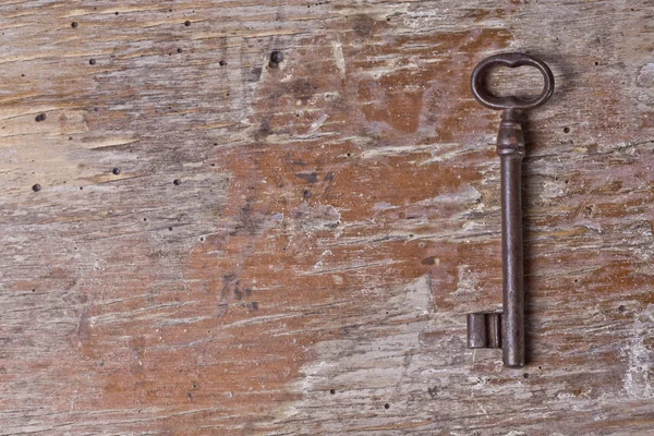 Ενιαίο κλειδί στο παλιό ξύλινο τραπέζι — Φωτογραφία Αρχείου