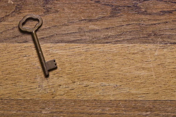 Één toets op een oud houten tafel — Stockfoto