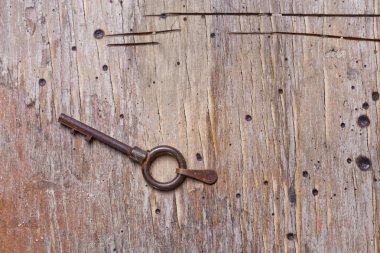 Eski ahşap bir masa üzerinde tek anahtar