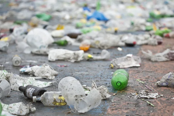 Botella de plástico en el suelo y más basura — Foto de Stock