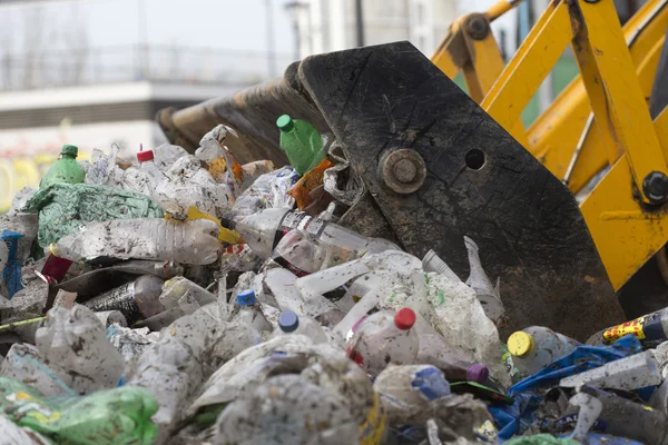 Cargador frontal recogiendo basura — Foto de Stock