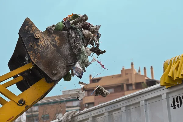 Front-end loader picking up trash — Stock Photo, Image