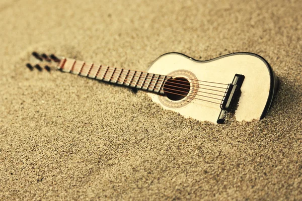 Spanische Gitarre im Sand — Stockfoto