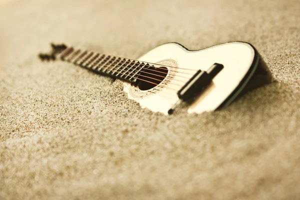 Guitarra espanhola na areia — Fotografia de Stock