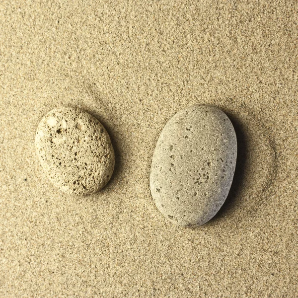 在沙子里的两个石头 — 图库照片