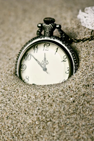 Reloj antiguo en la arena — Foto de Stock
