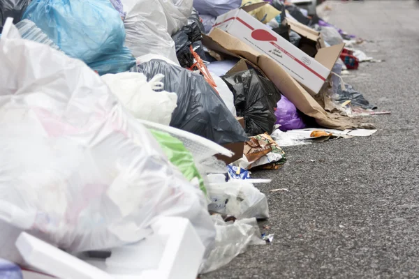 Mucha basura en la calle — Foto de Stock
