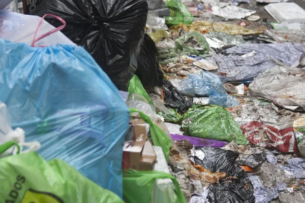 Una gran cantidad de bargage en la calle y los residuos — Foto de Stock