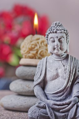 taş kule ve mum, Buda