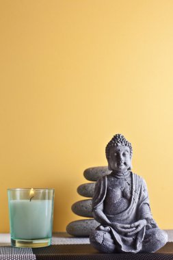 Buddha ve buhur oturan taş