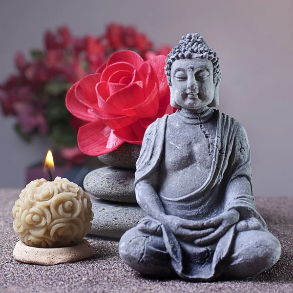 Steinturm und Kerze, Buddha — Stockfoto