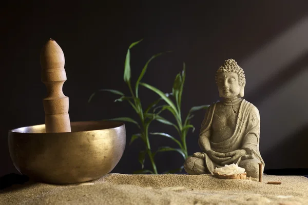 Stein sitzender Buddha und tibetische Schale — Stockfoto