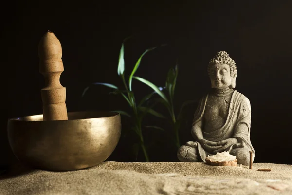Stein sitzender Buddha und tibetische Schale — Stockfoto