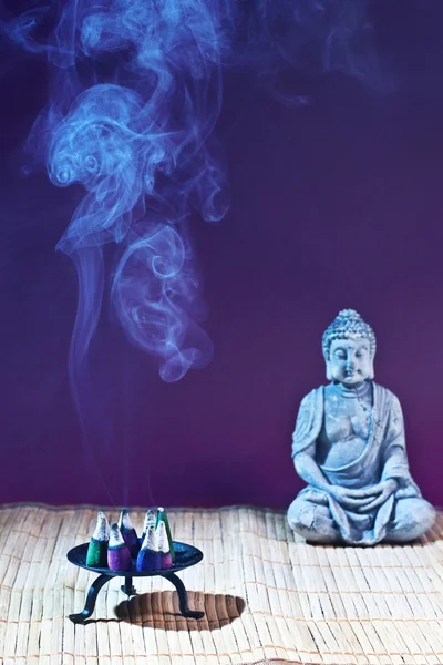Piedra sentada buddha e incienso — Foto de Stock