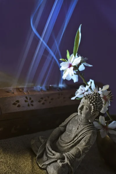 Buddha und Weihrauch — Stockfoto