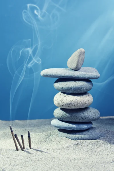 Tower of stones and frankincense in the sand — Stock Photo, Image