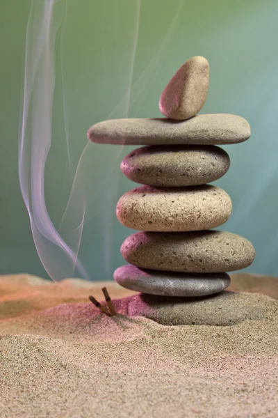 Tower of stones and frankincense in the sand — Stock Photo, Image