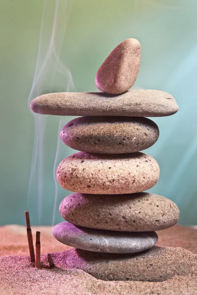 Stå hög av stenar och rökelse i sanden — Stockfoto