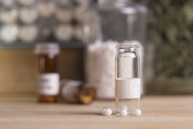 Homeopatik şişe ve hapları