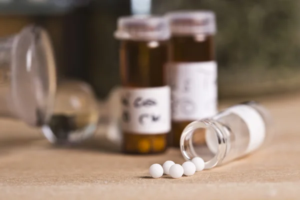 Homeopátiás, üveg és a tabletták — Stock Fotó