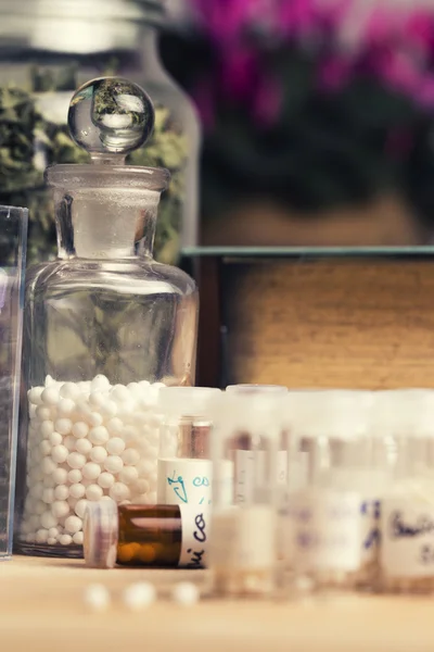 Garrafas e comprimidos homeopáticos — Fotografia de Stock