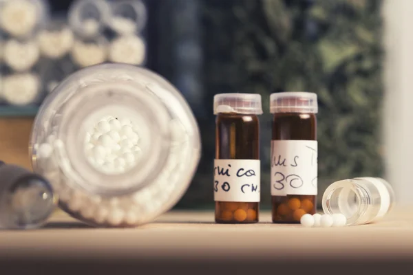 Homeopatické lahví a prášky — Stock fotografie