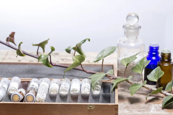 Flessen met homeopathie bolletjes — Stockfoto