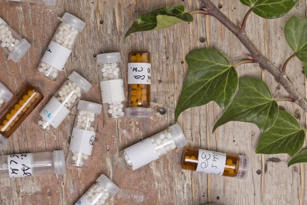 Бутылки с гомеопатическими глобулами — стоковое фото