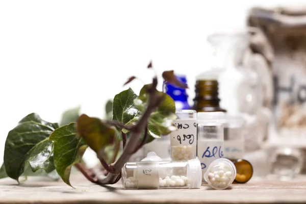 Flaskor med homeopati globuler — Stockfoto