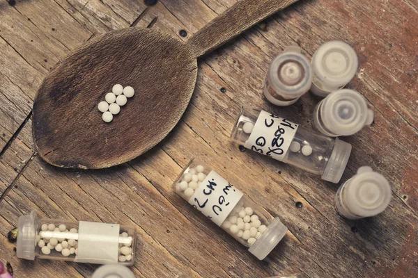 Frascos y pastillas homeopáticas —  Fotos de Stock