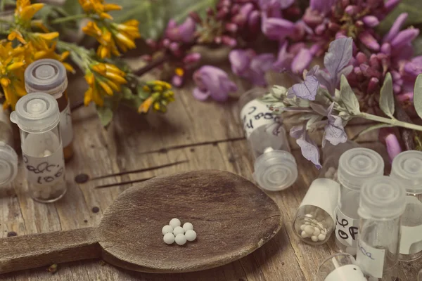 Homeopathische flessen en pillen — Stockfoto