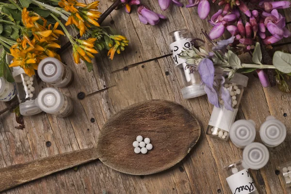 Homeopathische flessen en pillen — Stockfoto