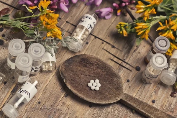 Homeopathische flessen en pillen — Stockfoto
