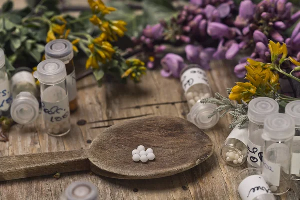 Homeopathische flessen en pillen — Stockfoto