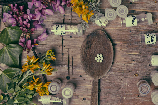 флаконы с гомеопатическими глобулами и ложкой, украшенные флове
