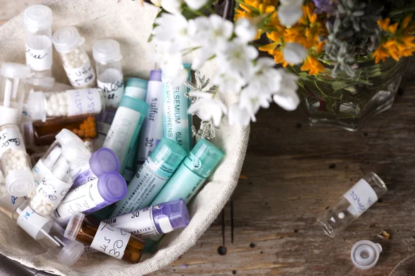 Homeopatik şişe ve hapları