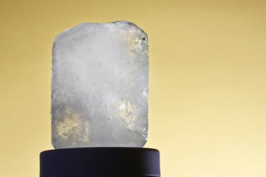 siyah zemin sarı ekolojik deodorant kristal