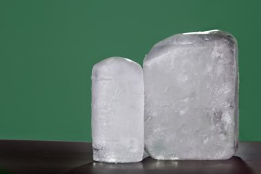 yeşil arka planda iki ekolojik deodorant kristal